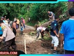 Polisi Bersama TNI dan Warga Bersihkan Longsor Jalur Wisata Telaga Ngebel di Ponorogo Kembali Normal