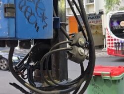 Sudut Pemandangan Kota Surabaya Tercoreng Dengan Adanya Kabel Listrik Yang Keluar Dari Panel