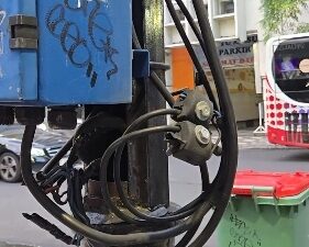 Sudut Pemandangan Kota Surabaya Tercoreng Dengan Adanya Kabel Listrik Yang Keluar Dari Panel