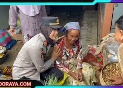 Polisi Datang Nenek Penjual Rempah yang Ditipu Pembeli Pakai Uang Mainan di Pamekasan Senyum Riang