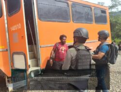 Satgas Yonif 611/Awang Long Pengamanan Dan Pengawalan Tranportasi Masyarakat Sedang Berduka