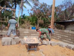 Jalin Keakraban Anggota, Koramil 06/Selakau Bantu Warga Bangun Rumah