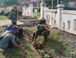 Cegah Banjir Serta Jaga Kebersihan Lingkungan Personel Kodim 1009/Tanah Laut Bersama Warga Gotong Royong