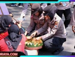 Polisi Berbagi Gorengan Hingga Bersihkan Sampah Usai Aksi Mayday di Kota Malang, Netizen: Ini Baru Humanis