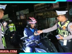 Tidak Hanya Razia, Polres Bangkalan Beri Hadiah Bagi Pengendara Motor Taat Berlalu Lintas