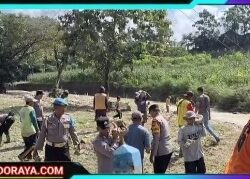 Solid, Polisi dan TNI bersama Warga Pasang Bronjong Cegah Longsor di Bojonegoro