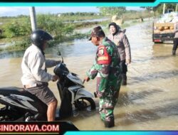 Tanggap Bencana, Polisi dan TNI Bantu Evakuasi Warga Terdampak Banjir di Sumenep