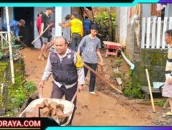 Sinergitas Polisi Bersama TNI dan BPBD Tangani Banjir dan Bersihkan Material Longsor di Kediri