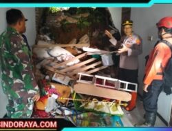 Kompak Polisi Bersama TNI dan BPBD Tangani Bencana Longsor di Ponorogo