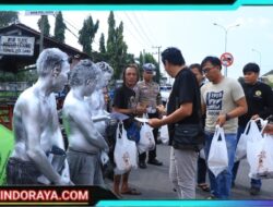 Polisi Peduli, Turun ke Jalan Salurkan Bansos Untuk Pekerja Jalanan di Ngawi