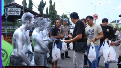Polisi Peduli, Turun ke Jalan Salurkan Bansos Untuk Pekerja Jalanan di Ngawi