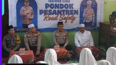 Polres Pelabuhan Tanjung Perak Gelar Coaching Clinic “Pondok Pesantren Road Safety” di Ponpes Miftahul Ulum
