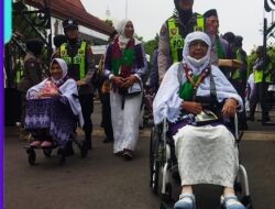 Sigap dan Tulus, Polwan Polres Bojonegoro Dampingi Calon Haji Lansia Menuju Bus