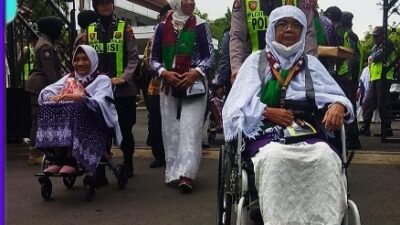 Sigap dan Tulus, Polwan Polres Bojonegoro Dampingi Calon Haji Lansia Menuju Bus
