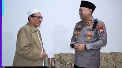 Jalin Silaturahmi, Kapolres Sumenep Kunjungi KH. Taifur Ali Wafa, Pengasuh Ponpes Assadad Ambunten Timur