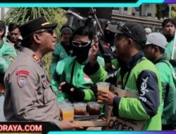 Humanis Polisi Kawal Aksi Damai Driver Ojol di Jember Sambil Berbagi Minuman Dingin