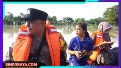 Tanggap Bencana, Polisi Evakuasi Warga Terdampak Luapan Bengawan Solo di Tuban