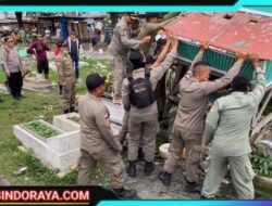 Polsek Simokerto Bersama Tiga Pilar, Tertibkan Bekupon di Area Makam Rangkah Surabaya