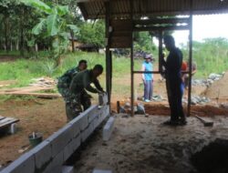 Bersama Satgas TMMD Ke-124 Kodim 1009/Tla Masyarakat Gotong Royong Di Sasaran Rehab Rumah Tidak Layak Huni