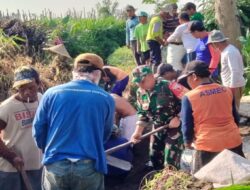 Gotong Royong Babinsa Sumberagung Dan Poktan Tirto Agung Bersihkan Saluran Air Untuk Kelancaran Irigasi