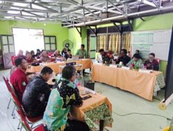 Anggota Koramil 1208-01/Sambas Babinsa Sungai Deden Hadiri Sosialisasi Advokasi Dan Pembinaan Kesehatan Daerah Terpencil