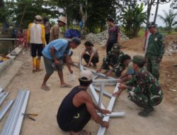 Keamanan Lingkungan Prioritas, TNI dan Warga Haruyan Bersatu Rehab Poskamling di TMMD