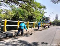 PUPR Tulungagung Lakukan Pembersihan Saluran Air di Jembatan Kembar Ruas Jalan Kedungsoko Gesikan