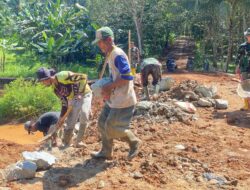 Bukti Cinta Kepada TNI Mbah Samijan Semangat Bantu Personel Satgas Di Lokasi TMMD Ke-124 Kodim 1009/Tla