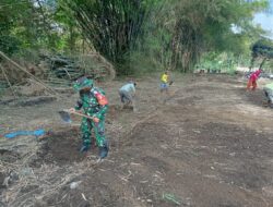 Babinsa Karang Gondang Bersama Warga Bersihkan Jalan Dusun, Lindungi Lingkungan Dan Pererat Silaturahmi
