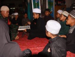Satgas TMMD ke-124 Kodim 1002/HST Bangun Mental Spiritual Warga, Ajari Anak-anak Mengaji