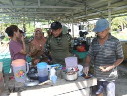 Keseruan Ibu-Ibu Haruyan Siapkan Santap Siang untuk Satgas TMMD ke-124