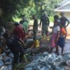 Antusias Anak-Anak Desa Gunung Melati Melihat Anggota Satgas TMMD Ke-124 Kodim 1009/Tla Bergotong Royong