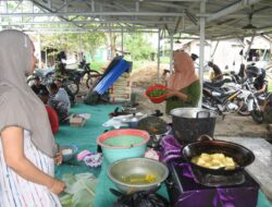 Kelezatan Lokal di Tengah Pembangunan: Ibu-ibu Desa Siapkan Makan Siang Lalapan Spesial untuk Satgas TMMD