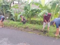 Jum’at Bersih Bersama Babinsa Kelurahan Klampok Dan Warga, Kerja Bakti Wujudkan Lingkungan Bersih Dan Sehat