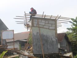 Satgas TMMD Kodim 1009/Tla Mulai Memasang Kerangka Atap MCK Mushola Darul Huda