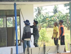 Rehab Langgar Darussalam di Haruyan Terus Berlanjut, Satgas TMMD dan Warga Bersinergi Mengecat Dinding
