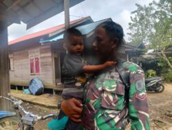 Obati Rindu Keluarga, Satgas TMMD ke-124 Kodim 1002/HST Gendong Anak Tetangga