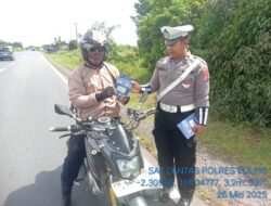 Personel Lantas Memberikan Himbauan, Dan Pembagian Brosur Kamseltibcarlantas