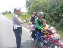 Personel Satlantas Polres Pulang Pisau, Berikan Teguran Kepada Pengendara Motor Yang Tidak Memakai Helm