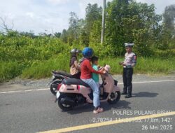 Sat Lantas Polres Pulang Pisau, Laksanakan Himbauan Kamseltibcarlantas Secara Humanis untuk Cegah Kecelakaan