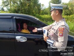 Anggota Satlantas Polres Pulang Pisau, Memberi Teguran Kepada Pengemudi Yang Tidak Menggunakan Sabuk Pengaman dengan baik