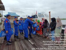 Polairud Polda Kalteng dan Polres Pulang Pisau, Ringankan Beban Warga Lewat Baksos