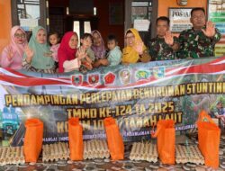 Komitmen Perangi Stunting Satgas TMMD Ke-124 Kodim 1009/Tanah Laut Berikan Bantuan Sembako