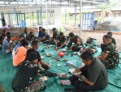 Dansatgas TMMD ke-124 Kodim 1002/HST Jalin Kebersamaan dengan Warga Saat Makan Siang di Lokasi Rehab Langgar