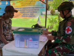 Kepedulian Satgas Yonif 611/Awang Long Bantu Masyarakat Nayaro Dengan Pelayanan Kesehatan