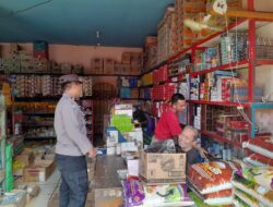Dipasar Patanak Personil Satbinmas Pulpis, Sambangi toko sembako berikan himbauan Kamtibmas