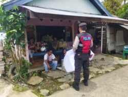 Polisi Desa memberikan Himbauan, untuk menggunakan produk Usaha mikro,kecil & menengah (UMKM)
