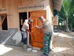Rehab RTLH di TMMD ke-124, Kodim 1002/HST Masuki Tahap Pemasangan Pintu