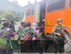Komitmen Tingkatkan Keamanan, Satgas Pam Obvitnas PT Freeport Indonesia Yonif 611/Awang Long Laksanakan Pengamanan dan Pengawalan Bus Masyarakat