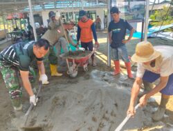 Gotong Royong Satgas TMMD ke-124 Kodim 1002/HST dan Warga Terlihat dalam Pemasangan Keramik Langgar Darussalam